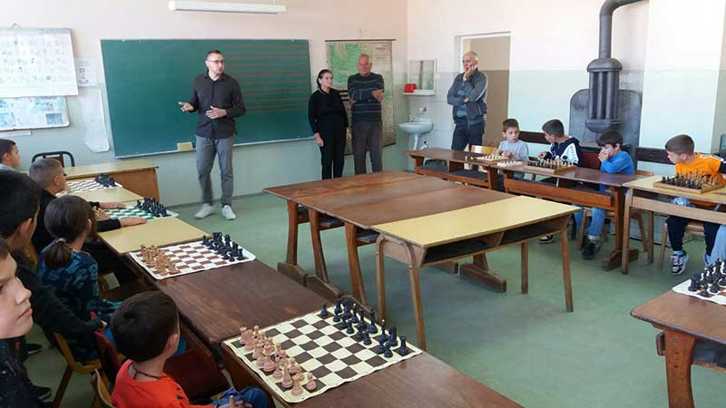 sahovska-simultanka-u-d-4E0C71D77-BE84-8620-E8AF-4BAB0DB2FFAF.jpg
