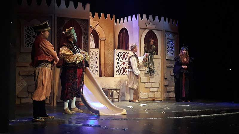 pozoriste-2AA972A9E-558D-060B-F5B9-3B4501E5A399.jpg